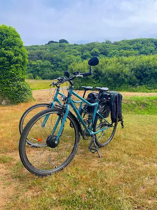 Photo de deux vélos au camping de Loguivy de la Mer