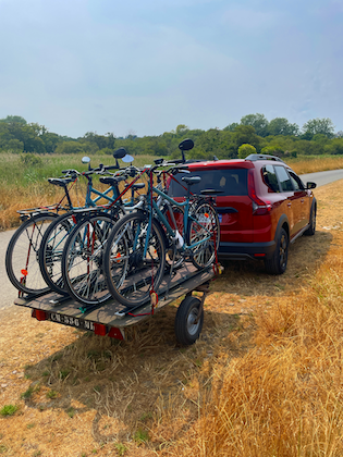 Photo du véhicule de livraison avec les vélos sur remorque à l'arrière